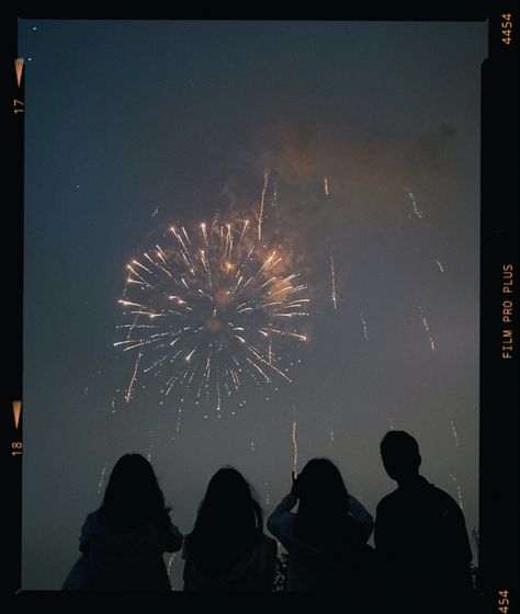 A group of four friends taking pictures of the fireworks Yellow Fireworks, Firework Aesthetic, Yearbook Aesthetic, Aesthetic Film Photography, Audrey Core, Fourth Of July Aesthetic, Cute Photo Ideas, Summer On Film, Fireworks Aesthetic