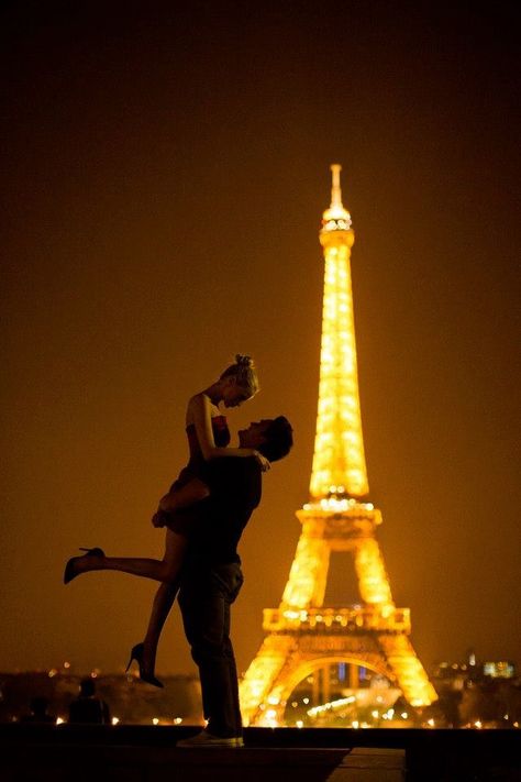 Paris engagement shoot by Janelle Elyse photography Hotel Des Invalides, Torre Eiffel Paris, Paris Couple, Eiffel Tower At Night, Paris Dream, Beautiful Paris, Paris Pictures, I Love Paris, Paris Wedding