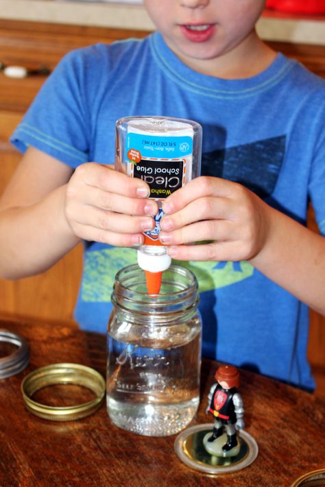 Making your own snow globe is easier than you think! Follow these simple instructions to create your own, DIY Snow Globe with the kids. Snow Globe Diy Kids, Easy Snow Globe Craft, Mothers Day Cards Handmade Kids, Easy Snow Globes, Snow Globe For Kids, Christmas Snow Globes Diy, Homemade Snow Globes, Waterless Snow Globe, Mothers Day Cards Handmade