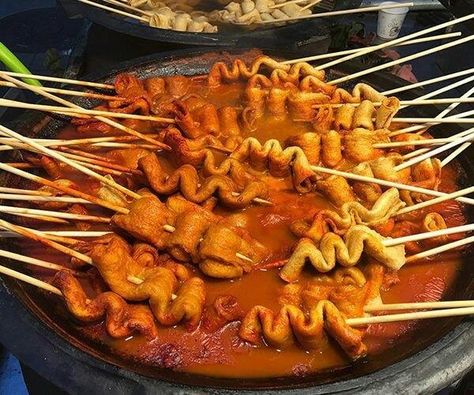 FISH CAKE Korean street food it look so good  #koreanfood Flaming Cheetos, Koreansk Mat, Flaming Hot, Cibo Asiatico, Hot Cheetos, Asian Street Food, K Food, Food Homemade, Korean Street Food