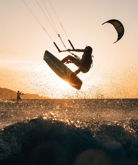 There is a story in the Philippines that the breeze comes at the whim of Amihan, goddess of the northeast winds. When that moment arrives, kite surfers learn to fly. Lifted from the translucent waters of the Sulu Sea that surround Amanpulo and its pristine white sands, moments suspended in the air are a kind of meditation – a connection to nature that is transient, but unforgettable. Surfer Painting, Palawan Island, Surfing Aesthetic, Luxury Beach Resorts, Soul Surfer, Palawan Philippines, Surf Club, Natural Swimming Pool, Surf Camp