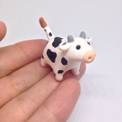 Cow Made Out Of Clay, Cute Cow Sculpture, Polymer Clay Animals Easy Step By Step, Air Dry Clay Chicken, Polymer Clay Farm Animals, Small Clay Animals Easy, Air Dry Clay Cow, Animal Clay Ideas, Polymer Clay Crafts For Beginners Easy