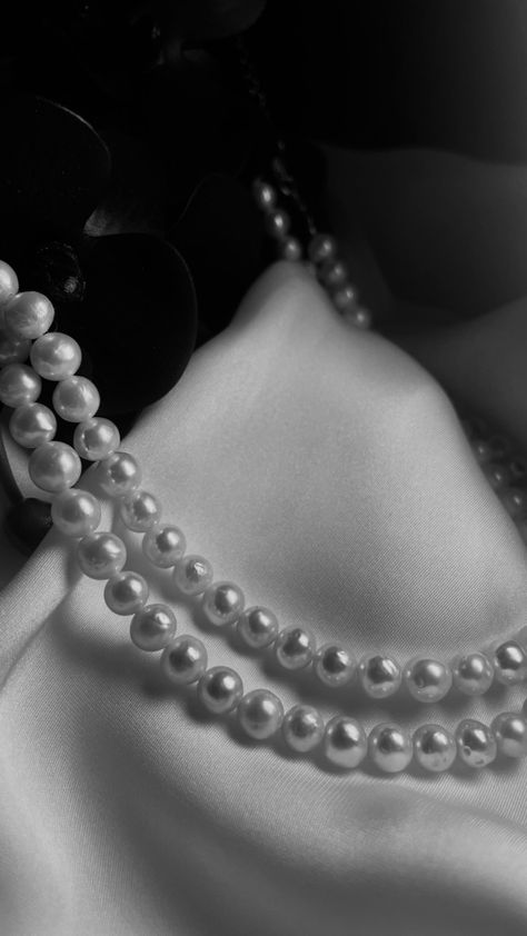 Pearls Dark Aesthetic, Black Pearl Aesthetic, Pearls Aesthetic Wallpaper, Belts Aesthetic, Pearls Aesthetic, Pearl Aesthetic, Pearl Wallpaper, Evelyn Hugo, Money Aesthetic