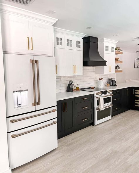 Black And White Kitchen Ideas, Black And White Cabinets, White Stove, White Refrigerator, White Kitchen Appliances, White Fridges, White Kitchen Ideas, Black White Kitchen, Black And White Kitchen