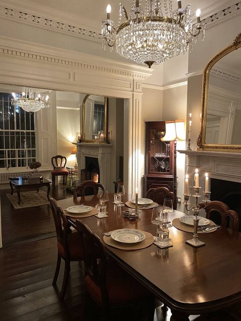 Modern Victorian style  (@themodernvictorian) Modern Old Money Style, Victorian Homes Dining Rooms, Old House Style Interiors, Victorian Inspired Interior, Victorian Modern Interior, Living Room Modern Victorian, Vintage House Decor Victorian, Old Style House Interiors, Victorian House Dining Room