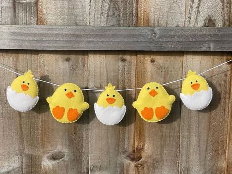 Easter Bunting Ideas, Spring Felt Crafts, Easter Felt Decorations, Felt Easter Garland, Sewing Easter Projects, Easter Garlands, Felt Easter Crafts, Easter Bunting, Garland Nursery Decor