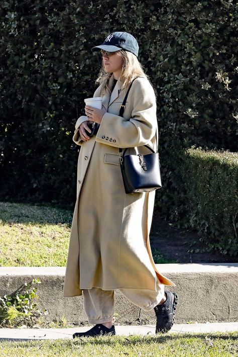 Suki Waterhouse Saint Laurent Bucket Bag LA Winter Sets, Back To Business, Deep Freeze, Louis Vuitton Capucines, Rainbow Bag, Suki Waterhouse, Winter Set, Celebrity Street Style, Menswear Inspired