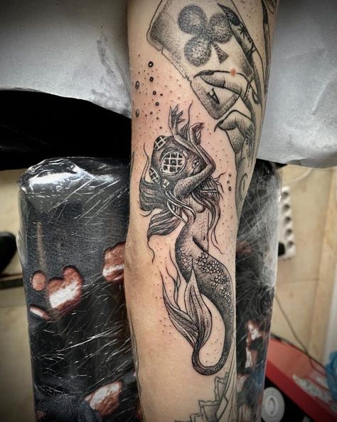 Top 57 Best Siren Tattoo Ideas - [2020 Inspiration Guide] Siren Tattoo Ideas, Kissing Tattoo, Mermaid Sleeve Tattoos, Siren Tattoo, Pinup Tattoo, C Tattoo, Mermaid Tattoo, Traditional Tattoo Design, Mermaid Tattoos