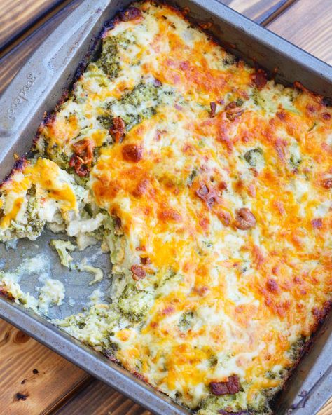 This keto friendly cauliflower broccoli casserole is the perfect side dish to have on the dinner table. Loaded with bacon, cheddar cheese, and sour cream you won't even miss the potatoes in this dish! Cauliflower Broccoli Casserole, Keju Cheddar, Loaded Cauliflower, Resep Diet, Cauliflower Casserole, Broccoli Casserole, Idee Pasto Sano, Broccoli And Cheese, Cauliflower Recipes