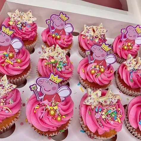 Pig Cake Pops, Pig Birthday Decorations, Pig Birthday Theme, Bolo Da Peppa Pig, Peppa Pig Birthday Decorations, Peppa Pig Cupcakes, Peppa Pig Birthday Party Decorations, Pig Cupcakes, Peppa Pig Birthday Cake