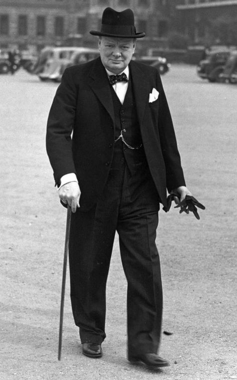 Of all the near mythic stories about Sir Winston Churchill - his wit, his steeliness, his leadership through some of the worst moments in British history - there’s a tale that nods to his early sense of polish and appropriateness. Winston Churchill Photos, Ww2 Leaders, Sir Winston Churchill, Winston Churchill Quotes, Historical People, Winston Churchill, Motivational Speeches, Great Leaders, British History