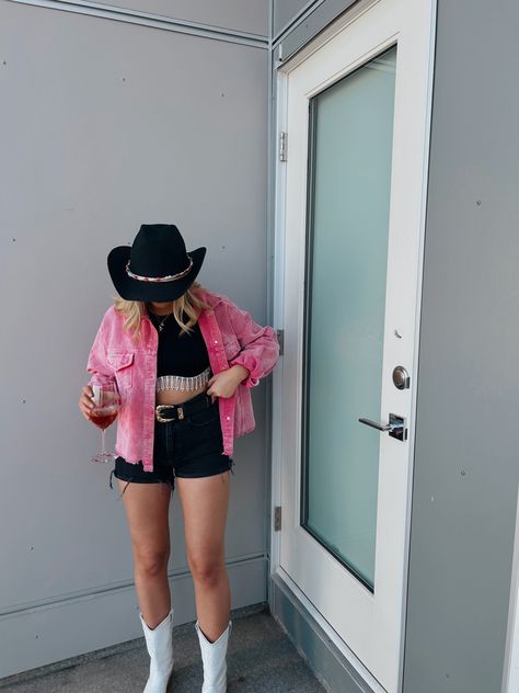 Pink And Black Western Outfit, Bichota Concert Outfit, Country Concert Festival Outfit, Disco Cowgirl Outfit Ideas, Pink Cowgirl Aesthetic Outfit, Cowgirl Outfits Carnaval, Pink Rodeo Outfit, Outfit Cowgirl Party, Barbie Cowgirl Outfit