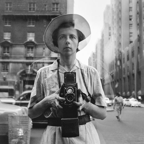 15 Famous Female Photographers and Their Photos Vivian Maier Street Photographer, Die Nanny, Garry Winogrand, Elliott Erwitt, Robert Frank, Diane Arbus, Henri Cartier Bresson, Vivian Maier, Famous Photographers