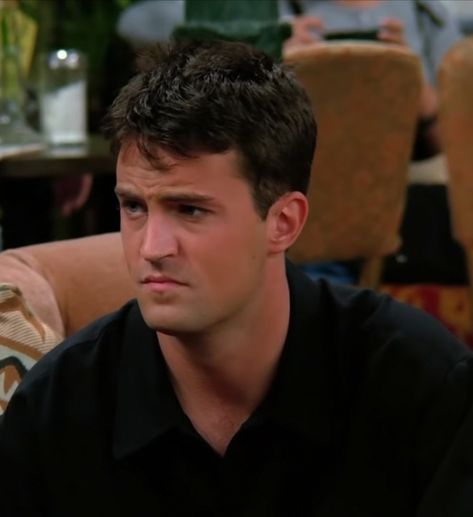 Chandler Bing Haircut, Chandler Bing Hair, Joey Chandler Ross, Rachel Monica Phoebe, Joey Chandler, Friends Cast, Friends Season, Man Crush Everyday, Chandler Bing