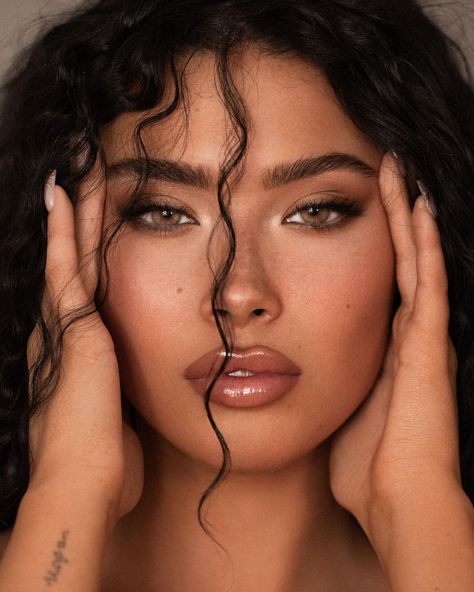 Alexis Braun on Instagram: "my face on your timeline ♡" Alexis Braun, Friends Instagram, Make Up Inspo, Bold Makeup, Beauty Shoot, Insta Feed, No Eyeliner Makeup, Contour Makeup, Night Looks