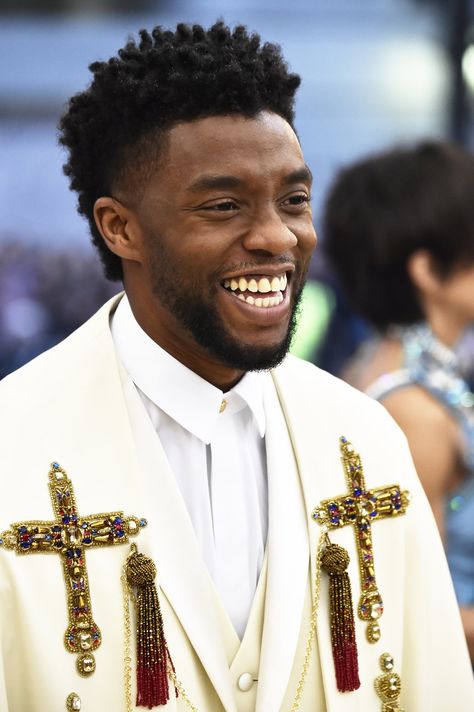 Gala Accessories, Costume Meme, Marvel Humor, Black Panther Chadwick Boseman, Royal Lifestyle, Ironman Spiderman, Wakanda Forever, Chadwick Boseman, Marvel Actors