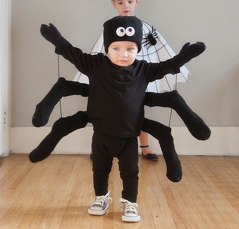 easy diy spider and spider web costumes | pretty plain janes No Sew Halloween Costumes, Diy Spider Costume, Best Toddler Halloween Costumes, Sew Halloween, Disfarces Halloween, Costumes Faciles, Halloween Costumes Women Scary, Halloween Costume Couple, Cape Tutorial