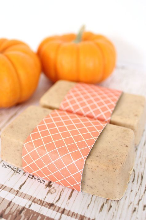 DIY Pumpkin Spice Melt and Pour Soap Tutorial Pumpkin Spice Soap, Diy Pumpkin Spice, Savon Diy, Peppermint Soap, Soap Tutorial, Melt And Pour Soap, Happiness Is Homemade, Soap Labels, Melt And Pour