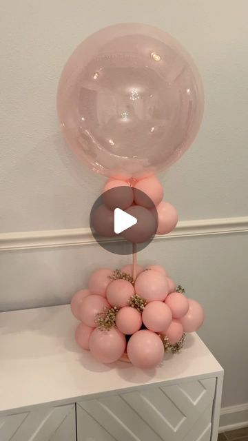 Carolyn Watkins on Instagram: "Babyshower centerpiece.  I intended to get more footage, but I was working late on all the details for the shower.  Sometimes you get so caught up there’s almost no time to log the process🫠.   Wanted to go with a more monochromatic look with a touch of flowers.  #centerpieces #ballooncenterpieces #balloondecor #partyballoons #babyshower #fiestadebienvenidaalbebé #orlandoflorida #kissimmee #globosparatodaocasión #decoraciondeeventos" 65 Birthday Decorating Ideas, Simple Balloon Table Centerpieces, Bridal Shower Balloon Centerpieces, Non Helium Balloon Centerpieces, Ballon Centre Piece, Ballon Centerpieces Simple Diy, Table Balloon Centerpieces, Cloud Centerpiece Diy, Balloon And Flower Centerpieces