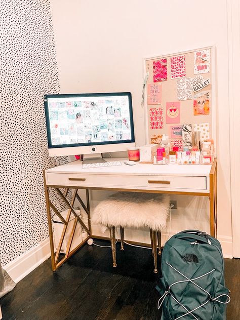 preppy desk decor inspo Preppy Bedroom Desks, Preppy Study Room, Preppy Room Desks, Preppy Tv Room, Grey Preppy Room, Preppy Desk Vanity, Preppy Country Room Ideas, Preppy Country Bedroom, Preppy Desk Area