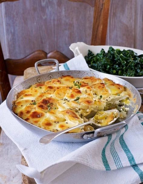 Gratin of potatoes and leeks with garlic and thyme | delicious. magazine Vegetarian Xmas, Vegetarian Christmas Dinner, Vegetarian Christmas Recipes, Potato Gratin Recipe, Panini Recipes Chicken, Christmas Dinner Ideas, Vegetarian Christmas, Thyme Recipes, Diner Recept