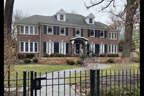 Photos: 'Home Alone' house sells for $1.585 million - Chicago Tribune Home Alone House, Home Alone 1, Watch Home Alone, Classic Holiday Movies, Foyer Stairs, Home Alone Movie, Community Housing, Famous Houses, Chicago Tribune