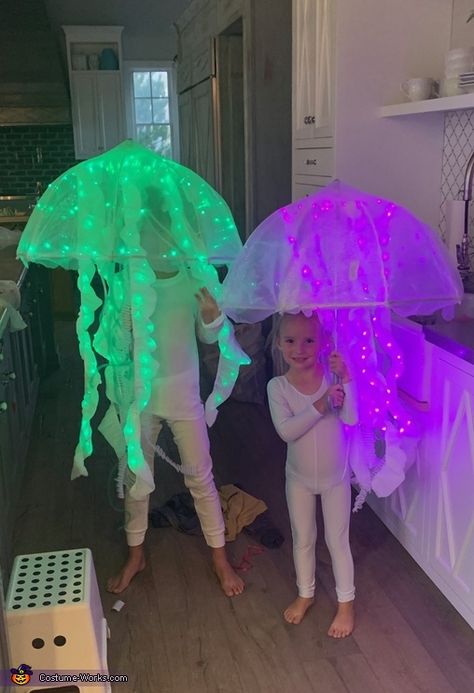 Jellyfish Costume Diy, Jellyfish Halloween Costume, Costume Medusa, Unique Diy Costumes, Jellyfish Halloween, Homemade Costumes For Kids, Food Halloween Costumes, Jellyfish Costume, Costume Unique