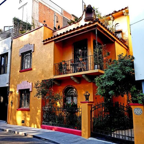 Mexican House Exterior, Houses In Mexico, Townhouse Exterior, Home Styles Exterior, Narrow Lot House, Mexico House, Mexico Hotels, House Design Pictures, Mexican Home