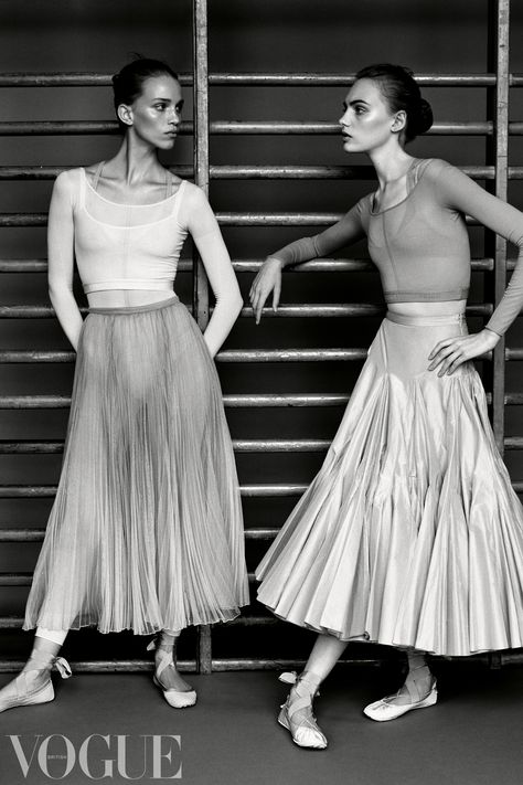 C¡¯est Magnifique! Dior Shares Ballet Dance Lessons Online Fran Summers, Rebecca Leigh, Ballet Inspired Fashion, Ballet Lessons, Alasdair Mclellan, Ballet Clothes, Classical Ballet, Ballet Fashion, Ballet Photography