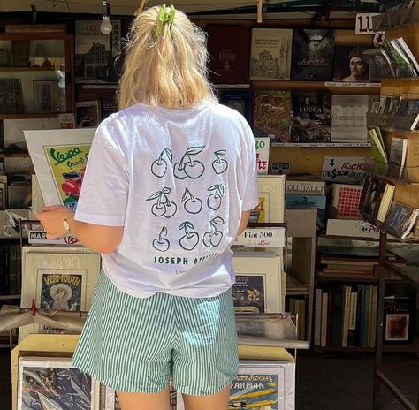 L I L L I on Instagram: "🛵🍦🌞" Graphic Tshirt Summer Outfit, 22 Year Old Outfits Summer, Colorful Shorts Outfits Summer, South France Summer Outfits, Summer Vibes Aesthetic Outfit, Summer Mom Aesthetic, Vintage Beach Aesthetic Outfits, Farmers Market Outfit Summer Casual, Farmers Market Outfit Summer