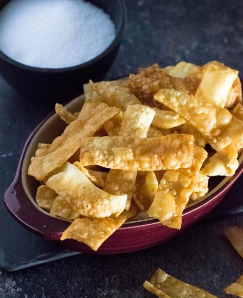 Deep Fried Wontons, How To Make Wontons, Fried Wonton, Wonton Chips, Chinese Soup Recipes, Fried Wontons, Wonton Recipes, Red Dishes, Spring Roll Recipe