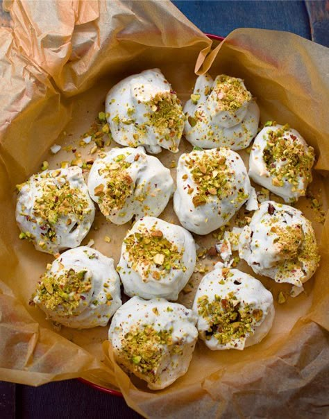 Forgotten Cookies: These little cookies - described by one friend as tasting like a cookie within a cookie - are really a mixture between a meringue and a cookie. Hence they've become known at home, where they're immensely popular, as Merookies, and are ideal with a cup of coffee after dinner. #Nigella #AtMyTable Forgotten Cookies Recipe, Easy Meringue Cookies, Turkey In The Oven, Easy Meringues, Forgotten Cookies, Nigella Lawson Recipes, Cook A Turkey, Desserts Vegan, Famous Recipe