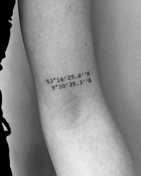 Coordinates Tattoo, Orca Tattoo, Hamsa Tattoo, Muster Tattoos, Wallpaper Disney, Dainty Tattoos, 문신 디자인, Tattoo Trends, Little Tattoos