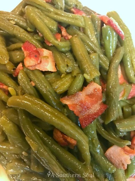 southern style green beans with bacon Soul Food Green Beans, Southern Green Beans Recipe, Country Green Beans, Southern Green Bean Recipes, String Bean Recipes, Southern Style Green Beans, Southern Green Beans, Green Beans Side Dish, Southern Greens