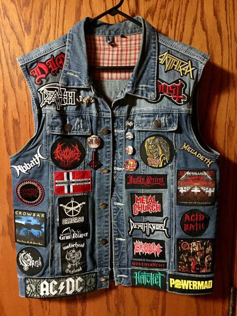 Battle Vest Heavy Metal, Metalhead Jacket, Battle Vest Ideas, Battle Jacket Metal, Battle Jacket Ideas, Metal Vest, Ropa Punk Rock, Patched Jacket, Battle Jackets