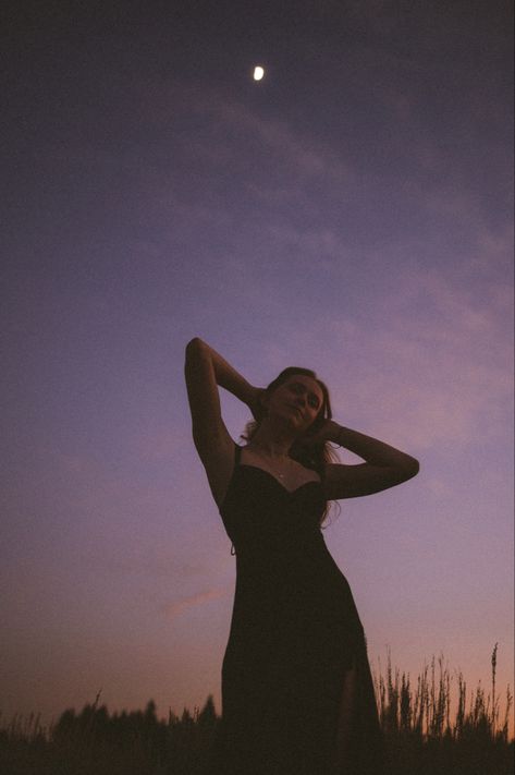 Dusk Photoshoot Ideas, Night Sky Portrait, Moon Photoshoot Aesthetic, Evening Photoshoot Ideas, Moody Night Photography, Black Dress Photo Shoot Ideas, Night Desert Photoshoot, Senior Picture Black Dress, Black Dress Photoshoot Ideas Outdoor