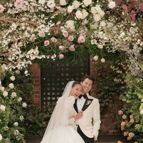 Vogue Australia on Instagram: "Seeking out a small, intimate wedding venue, model @Jessie.Li._ wed Yoni Schanzer, they settled quickly on The Foundry in Long Island City. “It had a nice balance between an industrial-city look and a courtyard that we could bring to life with a delicate wild-English-garden theme,” Jessie told Vogue. Keeping in-line with the whimsical theme, the model looked to The Atelier Couture, directed by @JimmyChoo, to design a Victorian-inspired gown: "I felt like a real pri Jessie Li, Wedding Guest Fashion, Whimsical Theme, Industrial City, Intimate Wedding Venues, Wedding Guest Style, Island City, Vogue Australia, Model Look