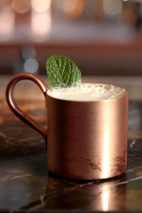 Moscow Mule brasileiro. no lightbox Moscow Mule Receita, Moscow Mule Drink, Drink Photo, Moscow Mule, Kitchen Cooking, Party Drinks, Wine Drinks, Mocktails, Summer Drinks