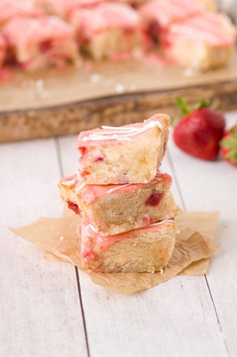 This strawberry lemon blondie recipe has white chocolate chips, fresh berries, and a tangy lemon flavor making it a perfect summer dessert! Aubrey Character, Strawberry Lemon Blondies, Strawberry Blondies, Potluck Bbq, Strawberry Blondie, Lemon Blondies, Blondie Recipe, Dessert Squares, Make From Scratch