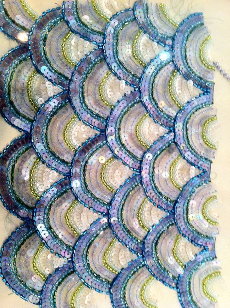 Embroidery Fish, Embroidery Borders, Bordados Tambour, Tambour Beading, Haute Couture Embroidery, Embroidery Beads, Ideas Embroidery, Tambour Embroidery, Beadwork Embroidery