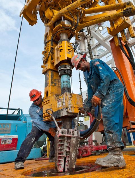 How An #OPEC Deal With Non-OPEC Nations Could Benefit The #EagleFordShale #Oil & #Gas Industry Oil Field Worker, Gas Work, Oilfield Trash, Water Well Drilling Rigs, Oil Rig Jobs, Oilfield Life, Texas Oil, Petroleum Engineering, Water Well Drilling