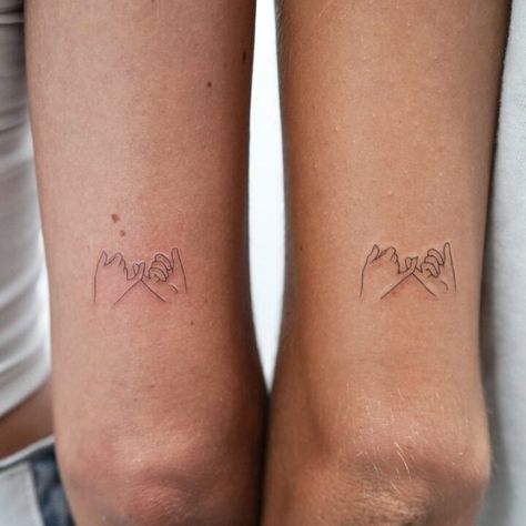 8 Tattoo Ideas For Sisters – Self Tattoo Promise Tattoo Ideas, Pinky Tattoo, Pinky Promise Tattoo, Matching Bff Tattoos, Maching Tattoos, Small Sister Tattoos, Promise Tattoo, Twin Tattoos, Matching Friend Tattoos