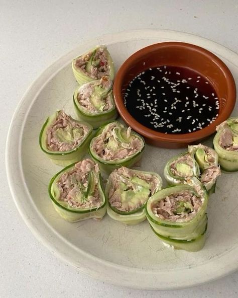 Easy Cold Appetizers & Finger Foods For Summers Parties & Picnics - RecipeMagik Cucumber Sushi, Sommer Mad, Healthy Lunch Snacks, Pasti Sani, Healthy Food Inspiration, Idee Pasto, Healthy Food Dishes, Healthy Lifestyle Food, Healthy Food Motivation