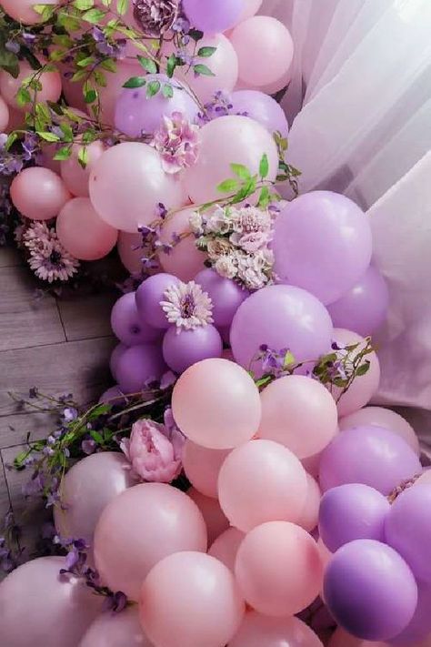 Don't miss this gorgeous Rapunzel party! The balloon garland is so impressive!! See more party ideas and share yours at CatchMyParty.com Purple Princess Birthday Party, Rapunzel Aesthetic Party, Rapunzel Balloon Garland, Tangled Aesthetic Party, Lavender Haze Birthday Party, Rapunzel Balloons, Lavender Haze Party, Rapunzel Party Decorations, Tangled Birthday Party Ideas