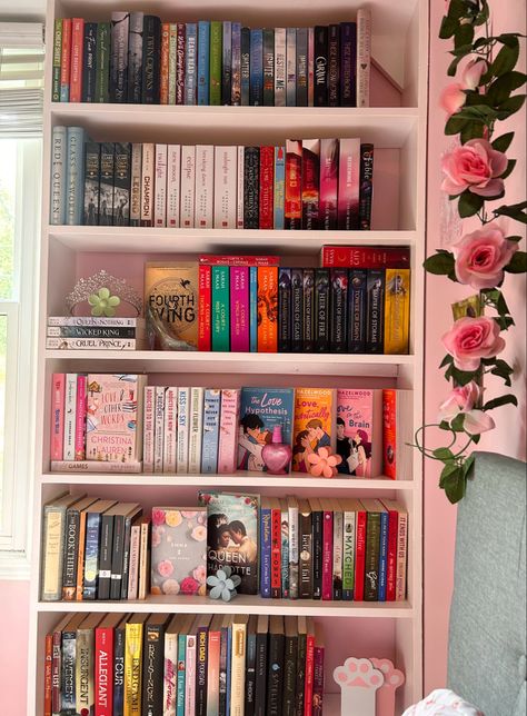 Room Full Of Books, Pretty Bookshelves, Pink Bookshelves, Bookshelf Designs, Bookshelf Aesthetic, Bookshelf Inspiration, Bookshelves In Bedroom, Bookshelf Organization, Book Room