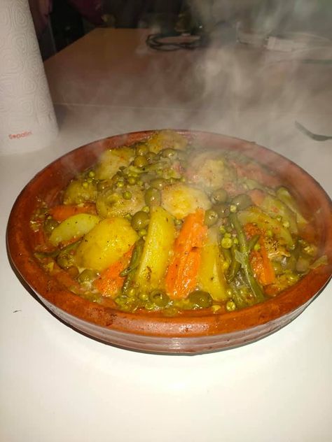 Cordero con verduras Moroccan Dishes, Moroccan Food, Fair Food Recipes, Everything Is Awesome, Food Obsession, Popular Videos, Sweet Snacks, Ratatouille, Food Dishes