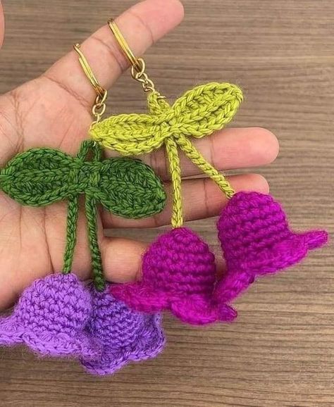 Crochet Flower Keychain, Crochet Puff Flower, Keychain Pattern, Crochet Flowers Easy, Flower Keychain, Crochet Bedspread Pattern, Crochet Bouquet, Crochet Earrings Pattern, Crochet Keychain Pattern