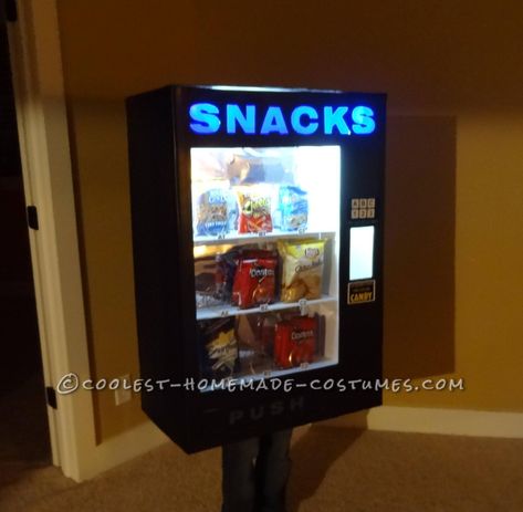 Awesome DIY Vending Machine Costume Vending Machine Costume, Diy Vending Machine, Holloween Costumes, Pregnant Halloween Costumes, Snack Shack, Mirrors Film, Easy Diy Costumes, Spooky Stuff, Holloween Costume