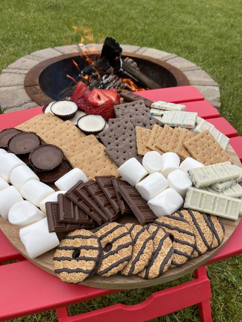 Dessert Boards, Smores Party, Plateau Charcuterie, Bar A Bonbon, Food Boards, Bonfire Party, Decorações Com Comidas, Charcuterie Inspiration, Snack Board