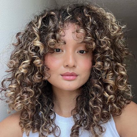 Long Rounded Layers Haircut Curly, Curl Color Hair, Dyed Curly Hair Highlights, Curly Hair Color Ideas Balayage Curls Highlights, Blonde Curly Balayage, Curl Highlights, Bright Spring Hair Color, Pintura Highlights Curly, Curly Hair Blonde Highlights